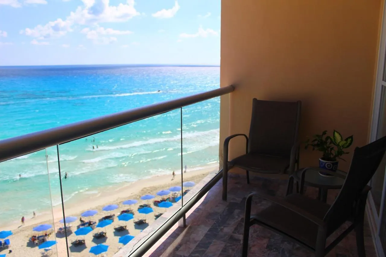 Oceanside Studio - Stunning Views, Ideal Location Cancun Apartment